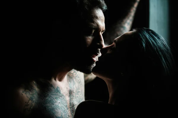 Frestande Kyss Sensuella Par Förälskade Romantiskt Par Förälskade Tittar Varandra — Stockfoto