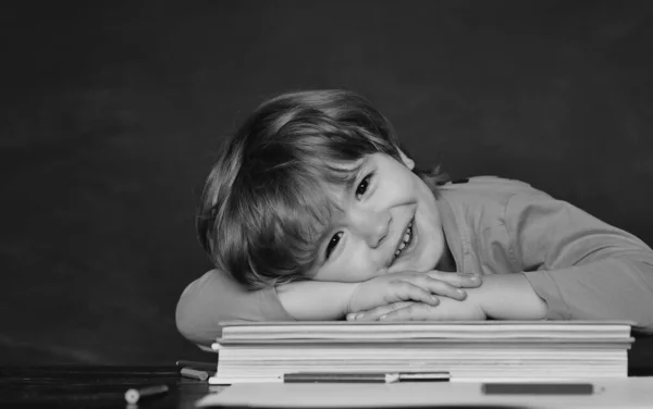 학교와 학생들이나 취학전 아동들은 배우게 됩니다 책상에서 미소짓는 학생들은 행복하게 — 스톡 사진