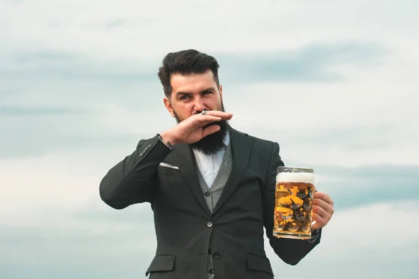 Lustiger Bärtiger Hipster Hält Craft Beer Der Hand — Stockfoto