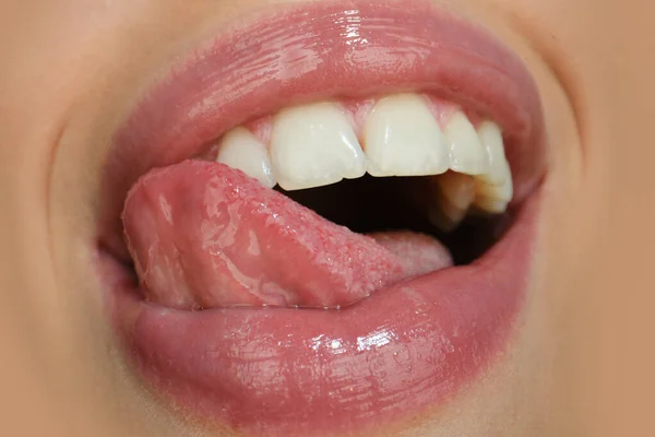 芸術の赤い唇 セクシーな女性は口を開けて 舐めて 舌を突き出す 官能的な舐め — ストック写真