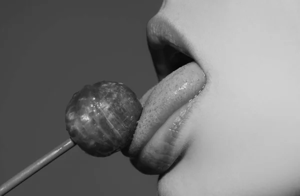Pembe Dudakları Olan Lolipop Tutan Seksi Bir Kadın Ağzı Güzellik — Stok fotoğraf