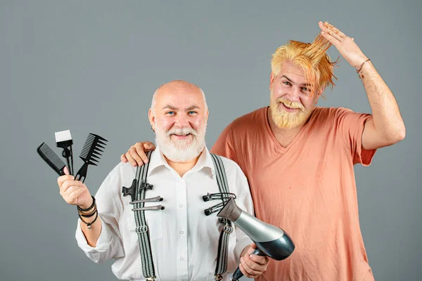 Fryzjer Nożyczkami Brzytwą Fryzjer Praca Salonie Fryzjerskim Urządzenia Włosów Brodaty — Zdjęcie stockowe