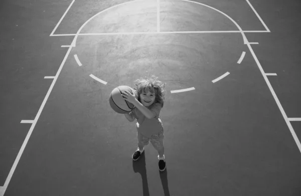 Aranyos Mosolygós Fiú Kosarazik Kosárlabdázik Kosarazik Egészséges Gyermekek Életmód Szabadtéri — Stock Fotó