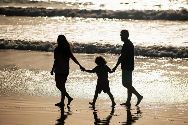 Silueta Padre Madre Hijo Tomados Mano Caminando Por Playa — Foto de Stock