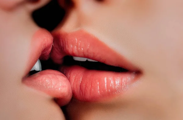 女同志的爱近在咫尺 女人的吻感性的嘴唇在一起 湿女孩的嘴 化妆品 在约会时温柔的亲吻 女人之间的关系同性恋夫妇 — 图库照片