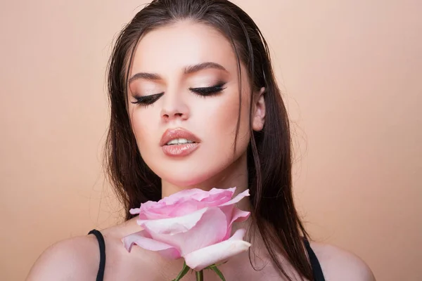 美丽而浪漫的女人 开着玫瑰花 漂亮的豪华化妆品 情人节的设计 工作室背景下时装模特的肖像 — 图库照片