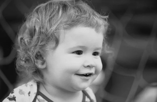Porträt Eines Fröhlich Lachenden Babys Einem Sonnigen Tag Nahaufnahme Positiver — Stockfoto