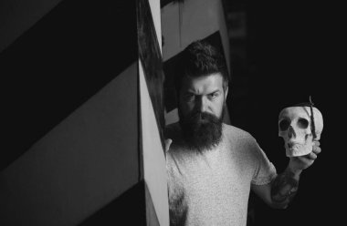 Reklam ve berber dükkanı konsepti. Jilet gibi keskin. Tıraş örüntörüyle stil yapıyor. Berber dükkanı iç profesyonel kuaför. Saç Stilisti ve Berber