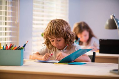 Öğrenci çocuk ve liseli kız sınıfta. Eğitim ve öğrenim