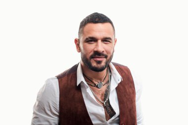 Mafya babası. Yakışıklı mafya babası. Latin modası. Adam iyi bakımlı zengin moda maço. Adam giysi ve aksesuar giyer. Moda maçosu. Mafya tarzı. Sakallı adam beyaz arka plan.