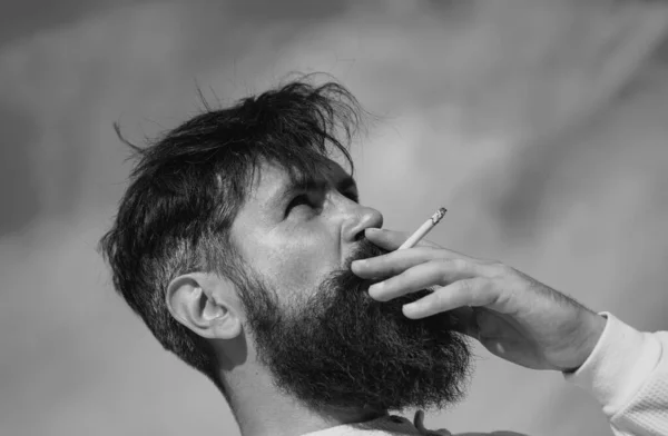 Gros Plan Jeune Homme Fumant Une Cigarette — Photo