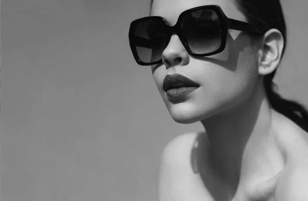 Solglasögon Reklam Närbild Flicka Med Solglasögon Mode Trendig Stil Kvinna — Stockfoto