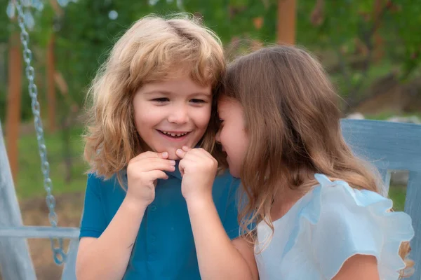 子供達を抱きしめたりキスしたり 小さな素敵な子供たち屋外 夏の公園で子供たち 顔を閉じてください 子供たちは一緒に愛してる 屋外で遊んでいる子供たち — ストック写真