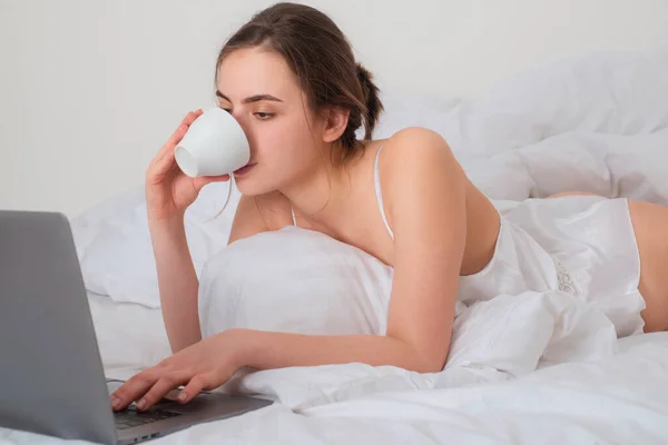 Genç Bir Kadın Oturma Odasında Kahve Dizüstü Bilgisayarla Iyi Vakit — Stok fotoğraf