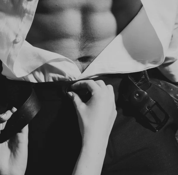 女性は男のベルトを解く 女性手Undressing男でPreplayでベッドルーム — ストック写真