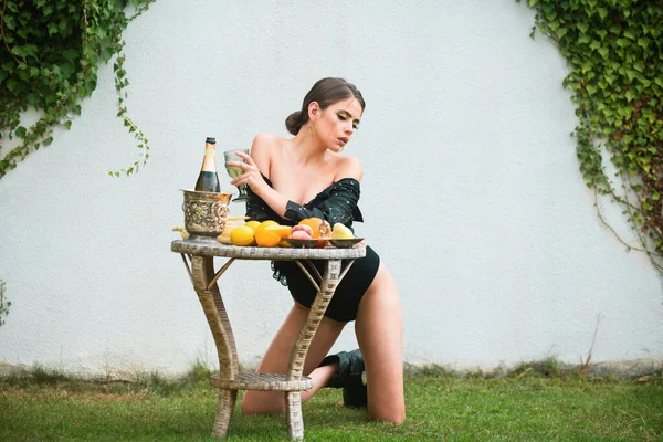 Retrato Verano Mujer Moda Hermosa Con Frutas Verano Aire Libre —  Fotos de Stock