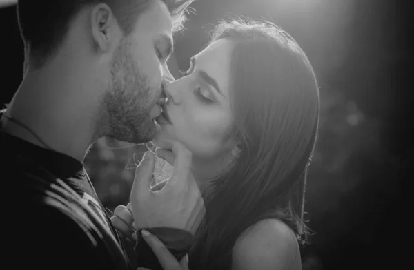 Beijar Casal Apaixonado Amantes Sexy Beijam Livre Pôr Sol Jovens — Fotografia de Stock