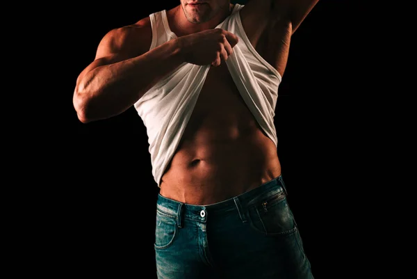 裸の男 黒で隔離されたスタジオに立っているハンサムな無気力な筋肉の男 — ストック写真