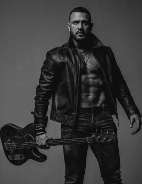 Bu partiyi salla. Gitarlı kaslı, atletik seksi erkek. Kendine güvenen ve yakışıklı vahşi bir adam müzik çalar. Yetişkinler için parti. Müzik dansı partisi. Vücudunu hareket ettir. Mükemmel sesin tadını çıkar. Rock müzisyeni konsepti.
