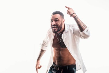 Genç yakışıklı hippi sakallı adam acımasız görünüyor. Kendine güvenen bir kavram. Sakallı adam. Ciddi yüzlü ve vahşi bir tarzı olan adam beyaz arka planda izole edilmiş. Boşluğu kopyala