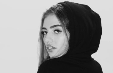 Kız yüzü. Kadın modelin güzel portresi.