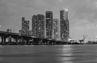 Florida Miami gece silueti. ABD şehir merkezi gökdelenler manzara, gece yarısı kasabası