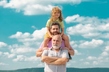 İnsanların portresi. Büyükbaba ve torun gökyüzünde. Babalar Günü konsepti. Farklı yaşlardaki erkekler.