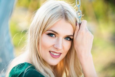 İlkbahar romantik sarışın romantik kadın portresi. Romantik gülüşlü kadın. Güneşli yaz gününde genç bir kadın. Güzel kız dışarıda, kapayın güzel genç bayan yüzünü