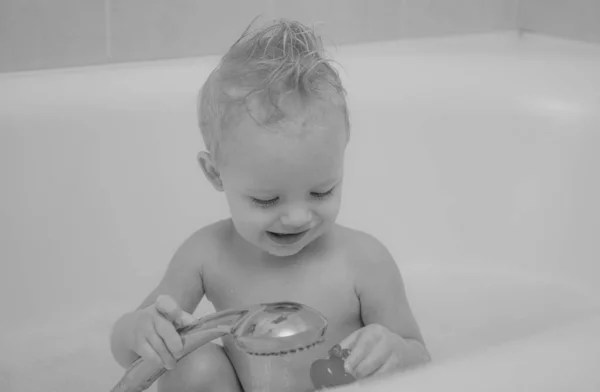 Köpük Banyosu Olan Güzel Küçük Çocuk Banyo Oyuncak Ördek Gülümseyen — Stok fotoğraf