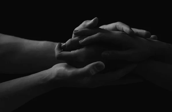 拯救的概念 两个人的手拯救 帮助手 单独的手臂在黑色 奉献和同情 夫妻关系 — 图库照片