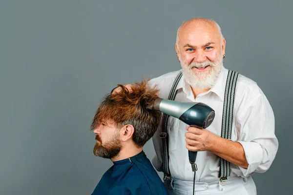 Bärtiger Mann Bekommt Frisur Vom Friseur Mit Föhn Beim Friseur — Stockfoto
