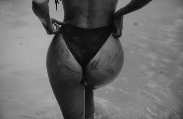 肮脏的屁股女性在内裤 大性感的桑迪女人臀部 奢侈的屁股巨大的泥浆臀部 感性的有吸引力的泥浆女人屁股 — 图库照片