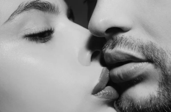 感情用事的情侣亲吻嘴唇 夫妻间的口吻 — 图库照片