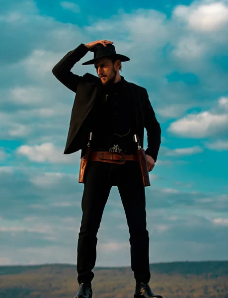 Шериф Ковбой Черном Костюме Ковбойской Шляпе Человек Винтажным Пистолетом Патронами — стоковое фото