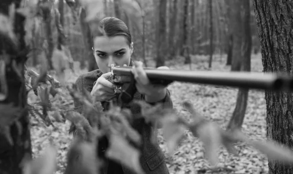Військова Мода Ствол Гармати Досягнення Цілей Дівчина Рушницею Погоня Полюванням — стокове фото