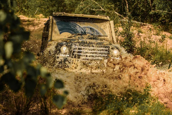 Pojazd Terenowy Idzie Górze Mudding Jest Terenową Przez Obszar Mokrych — Zdjęcie stockowe