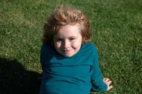Πορτρέτο Ενός Χαριτωμένου Παιδιού Στο Γρασίδι Στο Πάρκο Κοντινό Πρόσωπο — Φωτογραφία Αρχείου