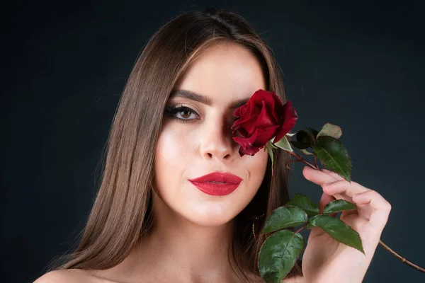 Portret Młodej Pięknej Kobiety Czerwoną Różą Portret Młodej Dziewczyny Różą — Zdjęcie stockowe