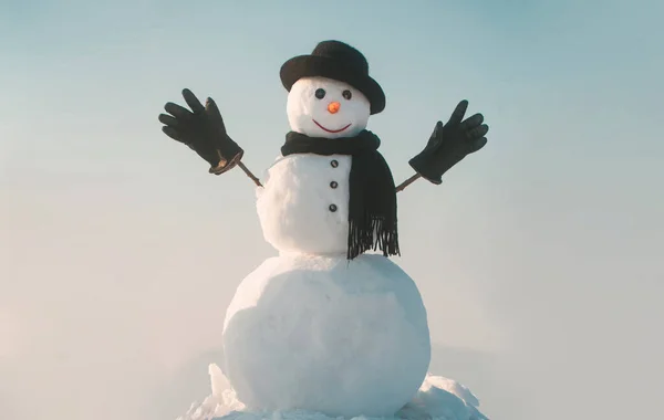 Χιονάνθρωπος Ανοιχτά Χέρια Χειμερινός Χιονάνθρωπος Μαύρο Καπέλο Μαντήλι Και Γάντια — Φωτογραφία Αρχείου