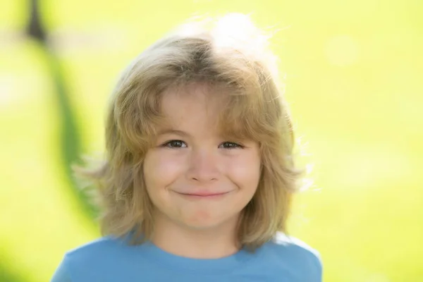 Niedliche Blonde Kleine Kind Nahaufnahme Porträt Auf Grünem Gras Hintergrund — Stockfoto