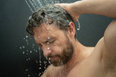 İspanyol adam banyoda saç yıkıyor. Küvette banyo yapan adam. Duşta erkek yüzü. Adam banyoda duş alıyor. Adam duş alıyor. Tuvalet konsepti. Adam banyoda su altında.