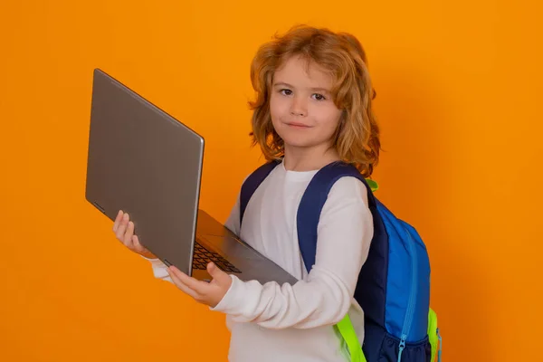 子供達よ ラップトップコンピュータを使用して学校の子供 Pc付きの学校の子供7 8歳は学校に戻ります 小学生 — ストック写真