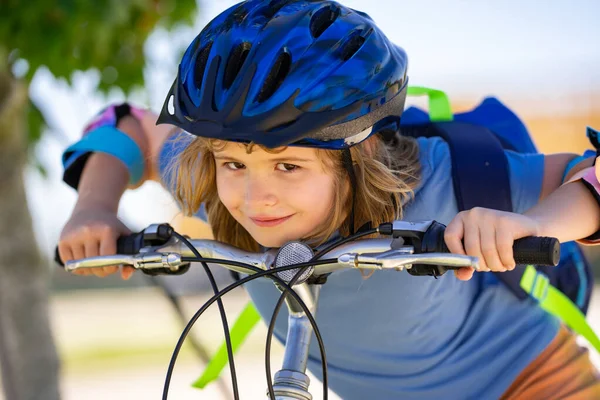 Kind Fährt Fahrrad Kleiner Junge Mit Helm Auf Dem Fahrrad — Stockfoto