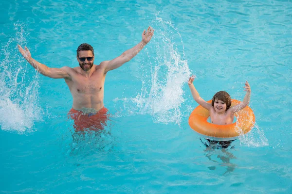 Vader Zoon Hebben Plezier Het Zwembad Vader Met Kind Spetterend — Stockfoto