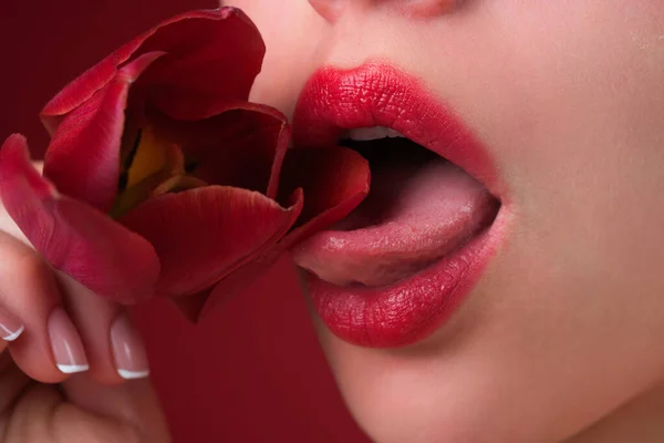 Lippende Lippen Vrouw Mond Met Sexy Lippen Likken Tong Bloem — Stockfoto