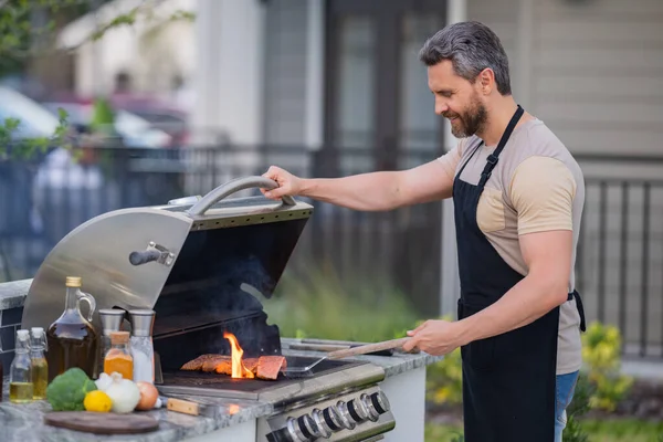 Hispanic Man Matlagning Grill Trädgården Kocken Förbereder Grillning Grillmästare Man — Stockfoto