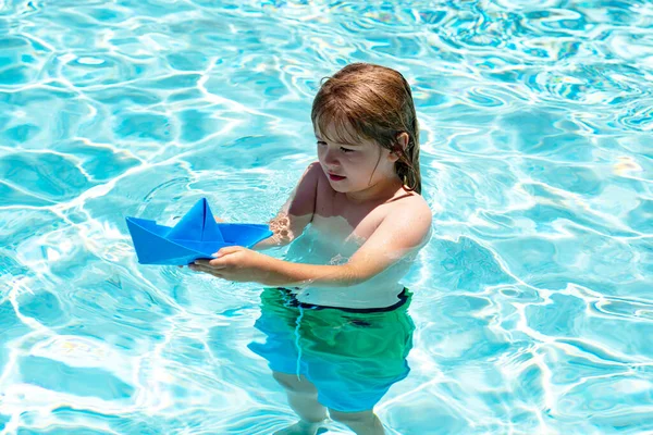 Kind Met Papieren Boot Zeewater Zomervakantie Kleine Jongen Spelen Met — Stockfoto