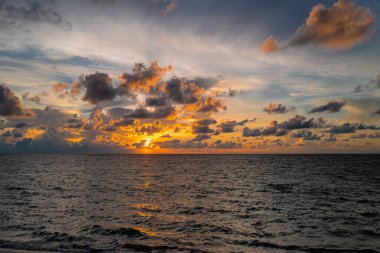 Karanlık fırtına arka planda. Dramatik kara bulutlar gökyüzü. Karanlık bulutlu tropikal gökyüzü günbatımı deniz zemininde. Fırtınalı bulutlu gökyüzü