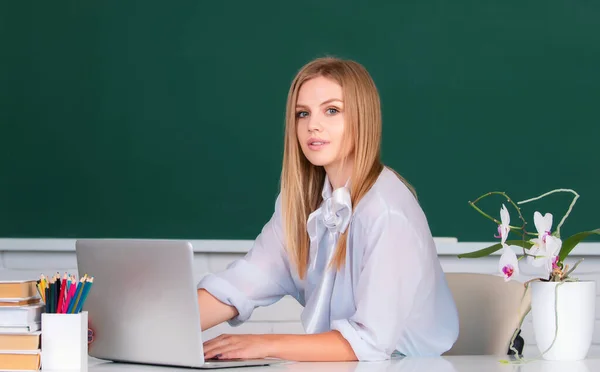 Portret Van Een Mooie Jonge Studente Met Laptop Een Klaslokaal — Stockfoto