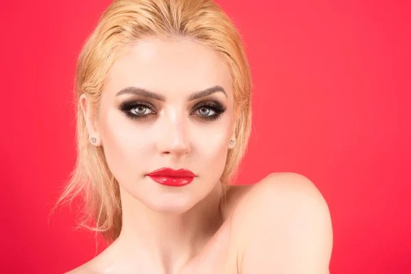 Mujer Belleza Con Ojos Moda Maquillaje Lápiz Labial Rojo Los — Foto de Stock